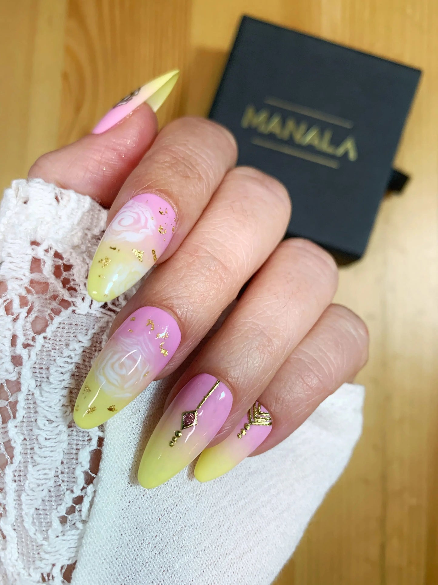 Parfum secret - Ongles press on faits main