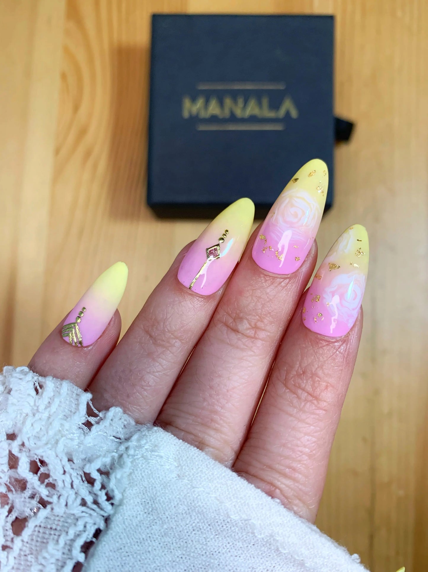 Parfum secret - Ongles press on faits main